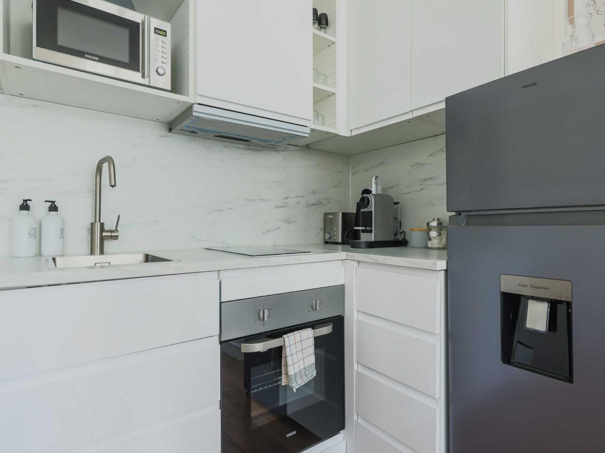 Modern -1br-3p-ternes Apartment