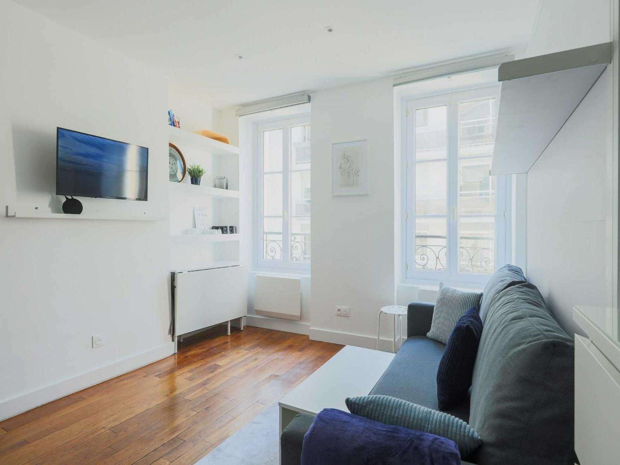 Modern -1br-3p-ternes Apartment