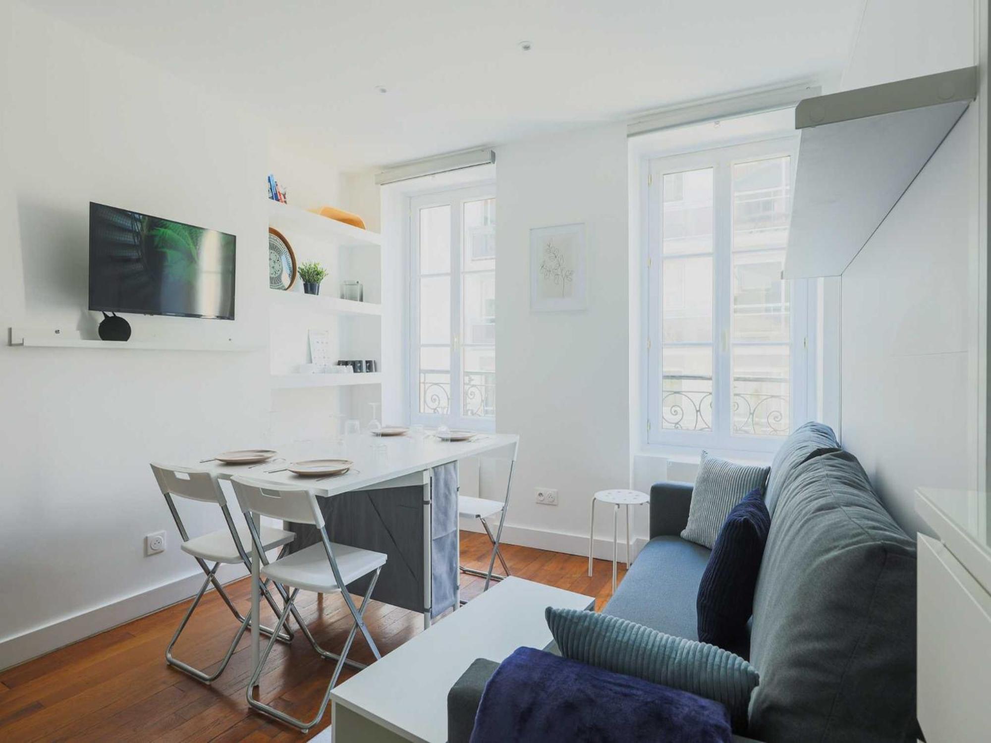 Modern -1br-3p-ternes Apartment Paris