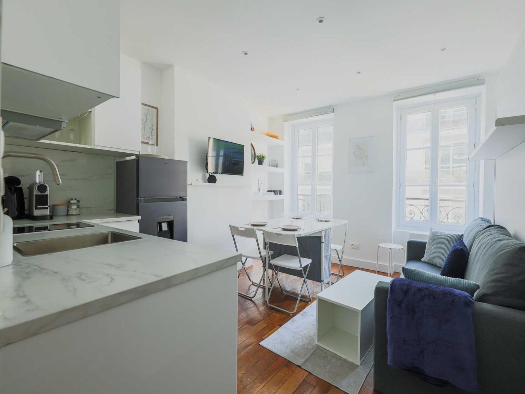 Modern -1br-3p-ternes Apartment